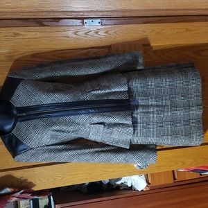 Absolutely beautiful Lynette lepore skirt suite. Jacket size 8 and skirt size 10